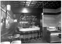 1976-9845 Interieur van een bar aan de 's-Gravendijkwal, hoek van de Zwaerdecroonstraat.