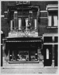 1988-1800 Woonhuis en winkel nummer 351 van de familie F.H. van Dijk (fotograaf) aan de Mathenesserlaan.
