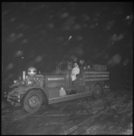 10009-1 Vervoer van brandweerhoofdman J. Peterson, hij zit naast de chauffeur in een Ahrens-Fox, op weg naar zijn ...