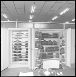 10101-1 Wandkasten gevuld met magneetbanden in het kantoorpand van Instituut Electronische Administratie (IEA) aan de ...