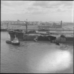 10152 Overzichtsfoto van de zwaar beschadigde Liberiaanse tanker Diane in de Rotterdamse haven.