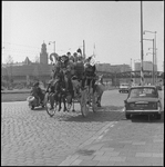 10170 Jongeren rijden met paard en wagen en muziekmakers op het Pompenburg richting Hofplein.