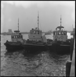 10304-1 Drie afgemeerde havensleepboten ter hoogte van de Parkkade - Westerkade.