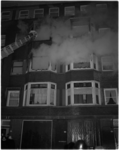 1050-1 Na een explosie brak brand uit op de tweede etage van het huis aan de Aelbrechtskade 78.