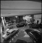 10530-2 Overzicht tentoonstellingszaal Hilton met geëxposeerde auto's.
