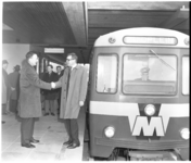 10594 Drs. C.G. van Leeuwen, directeur RET (l), tijdens de overdracht van het metroproject door Siemens.