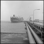 10774 De Liberiaanse tanker Lake Palourde bij de BP-raffinaderij in Europoort aan de ketting.