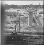 10897-3 Bouw van nieuw tramviaduct dat de spoorlijn Rotterdam-Gouda-Utrecht overkluist; gefotografeerd vanaf ...