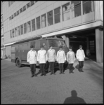 11104-2 Volledig uitrukteam van de brandweer: 6 mannen poseren voor een tankautospuit.