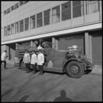 11104-4 Vier brandweerlieden poseren bij de motorbrandspuit Ahrens Fox voor brandweerkazerne Baan aan de Ketelaarstraat.