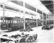 11116-1 Oude rijtuigen van de Rotterdamse Tramweg Maatschappij (RTM) in een werkplaats voor trams.