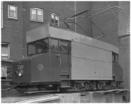 11116-4 RET-railreiniger: een oude tram met nummer 2201. Locatie is het binnenterrein van de RET-remise aan de Nieuwe ...