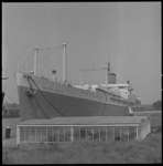 11150-2 Motorschip Seven Seas ligt afgemeerd in de Parkhaven, met een fietsenstalling op de kade ter hoogte van de ...