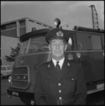 11170 Adjunct-hoofdman F.J. v.d. Broek poseert voor een tankautospuit.