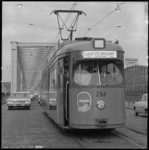 11251-1 De laatste tram (wagennummer 261) rijdt over de Maasbruggen; gefotografeerd vanaf het Noordereiland richting ...