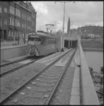 11527 Een met bloemen versierde gelede tram rijdt tijdens de openingsrit uit de tramtunnel de Randweg op. Op de ...