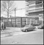 11579 Exterieur van tijdelijk pre-fab-gebouwtje tussen oudbouw Bouwcentrum en het Kruisplein, voorlichtingscentrum Open Boek 