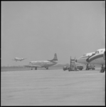 11605 Vliegtuigen onder ander van Channel Airways op het platform van de Luchthaven Rotterdam en één vliegtuig in de lucht.