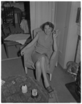 117 Bep Groeneveld, echtgenote van Ary Groeneveld, rokend in stoel in hun woning aan de Pleinweg.