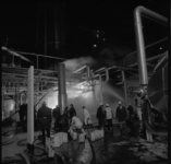 11756-1 Brandweerlieden en onderzoekers bij de pompinstallatie van Esso waarin brand was uitgebroken.