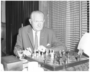 11953 Piet van de Pol speelt een partijtje schaak.