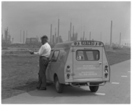 11969-1 Ambtenaar van de Meldkamer Luchtverontreiniging en Geluidshinder, verricht naast zijn dienstauto ...