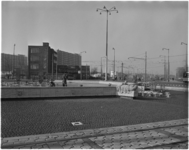 1306-1 Werkzaamheden aan de fontein op het Hofplein; op de achtergrond het Weena en het gebouw van de Ammanstichting.