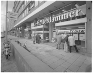13336 Kantoor dagbladen 'De Rotterdammer' en 'Trouw'. In de etalageruimten zijn de actuele krantenpagina's, voor het ...