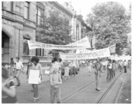 13742 Demonstratie met spandoeken door Surinamers voor gerechtsgebouw Noordsingel.