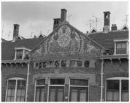 13853-2 Detail van gevel met ingebouwde klok in Hofje Vrouwe Groenevelt's Liefdegesticht (1902) aan de Vijverhofstraat ...