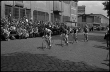 1745 Wielrenners en publiek op de Veerlaan tijdens de Ronde van Katendrecht.