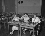 1769-1 Nederlandse kampioenschappen schaken voor dames in Kunstmin in Dordrecht, met van links naar rechts ...