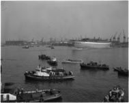 1857-2 ss 'Rotterdam' is zojuist van de RDM-helling op Heijplaat de Nieuwe Maas ingegleden; bootjes liggen er omheen.