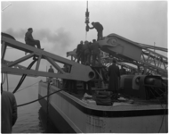 1923-3 Mannen aan het werk met de bokkenpoot-montage op de 'Simson', de grootste drijvende stoombok van Tak ...