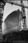 1926-1 De tanker 'Presidente Juscelino' ligt, gereed voor de tewaterlating, op de scheepsbouwhelling bij ...