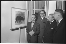 1967 Vier mannen kijken in Museum Boijmans- Van Beuningen naar ingezonden werk voor de tentoonstelling van grafici. (2e ...