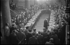 1969-1 Overzicht van de ruimte waar schaakgrootmeester Botwinnik langs de borden loopt tijdens het ...