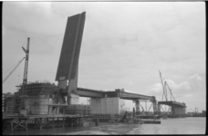 20013-97-3-3 Bouw van de Van Brienenoordbrug met opstaande brugklap, gefotografeerd vanaf de Schaardijk.