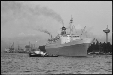 20016-23-27 Sleepboot de Argonaut van Smit en Co Sleepdienst sleept het passagiersschip ss. Statendam op de Nieuwe ...