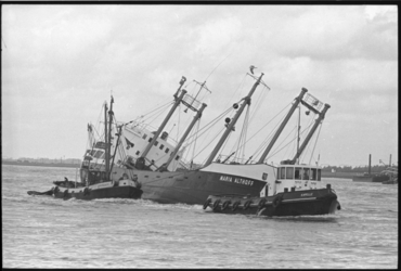 20023-18-24 Het Duitse vrachtschip Maria Althoff wordt door de slepers Bruinvisch en Kapelle de Rotterdamse haven ...