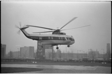 20023-43-4 Door Sabena geleende helikopter, de S-61 van BEA, landt op Heliport aan de Katshoek.