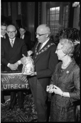 20024-10-24 Op de nieuwjaarsreceptie in het stadhuis krijgt burgemeester Van Walsum bij wijze van ludieke actie, een ...