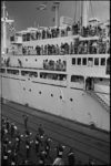 20028-3-34 Jongeren aan boord van passagiersschip ss. Groote Beer (toen Trans-Ocean), worden vanaf de Wilhelminakade ...