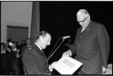 20032-14 Generaal-majoor J.G.M. Nass van het Korps Mariniers krijgt eerste herdenkingszegel uitgereikt te ere van het ...