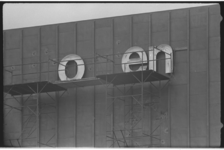 20038-96-26a Gevel met een gedeelte van de naam van concertgebouw De Doelen.