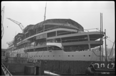 2037-1 M.S. 'Willem Ruys' in dok voor grote renovatie.