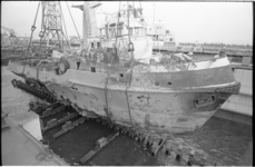 20450-2-40 Beschadigde zeesleper Vikingbank na een mislukte poging tot berging van de Alkyone bij de Zuiderpier zelf in ...