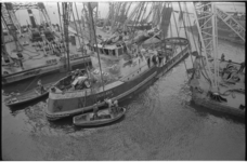 20514-2-27 De beschadigde sleepboot Vikingbank van de Nieuwe Rotterdamse Sleepdienst hangt in de takels van drijvende ...