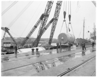 2066-2 Drijvende bok verplaatst enorme cylinder van Sulzer bij NRV in de Waalhaven.