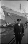 20735-1-29 Kapitein C.M. Snelleman poseert voor zijn ss. Nieuw-Amsterdam aan de kade bij Wilton Fijenoord in Schiedam.